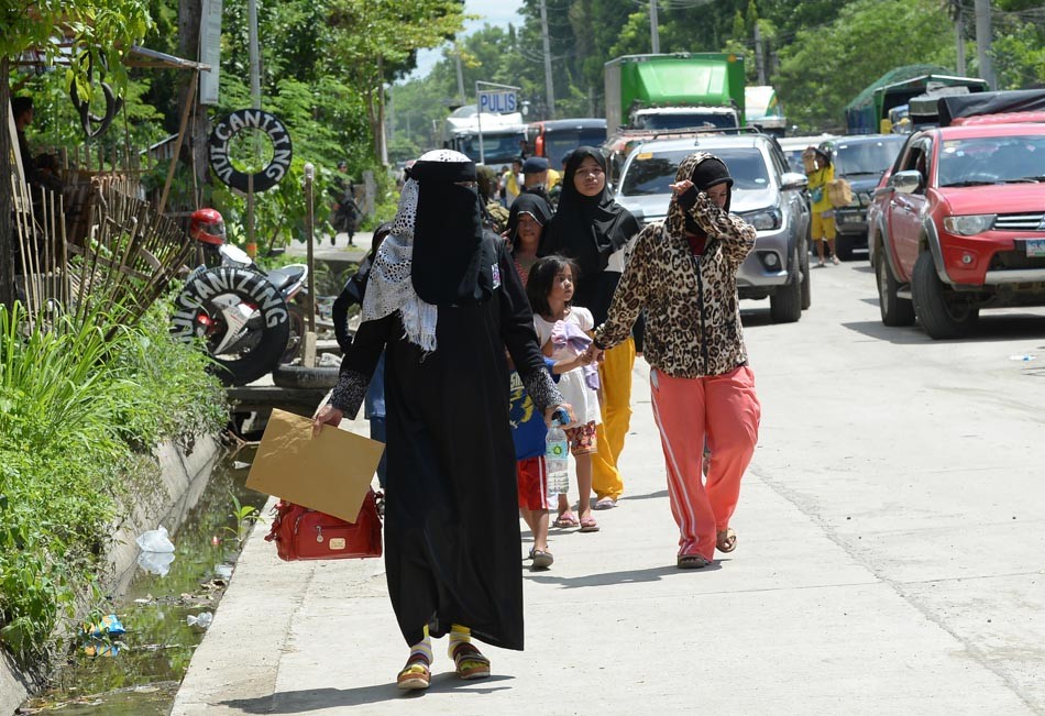 Người dân lũ lượt chạy sơ tán khỏi thành phố Marawi trên đảo Mindanao để tránh cuộc đụng độ giữa lực lượng chính phủ và  nhóm khủng bố Philippines có tên là Maute. Các cư dân chạy khỏi thành phố Marawi, nơi các tay súng thuộc nhóm phiến quân Hồi giáo Maute hiện đang kiểm soát thành phố này, đi tới một trạm kiểm soát để tới Iligan ngày 24/5.